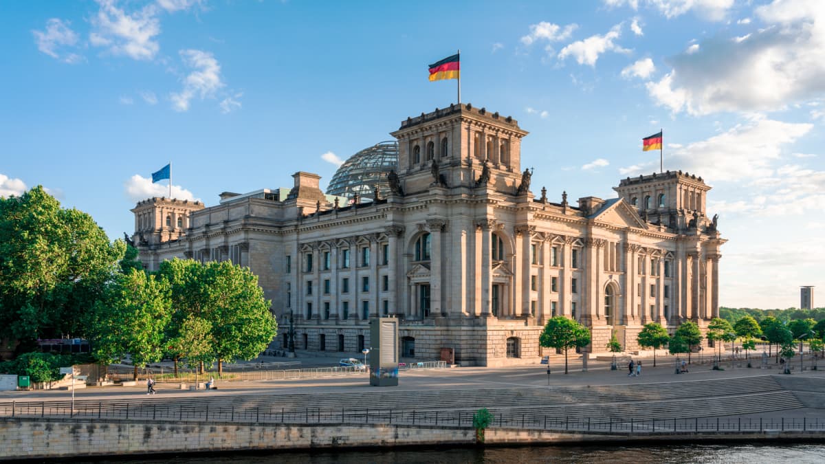 Reichstagsgebäude im Sommer