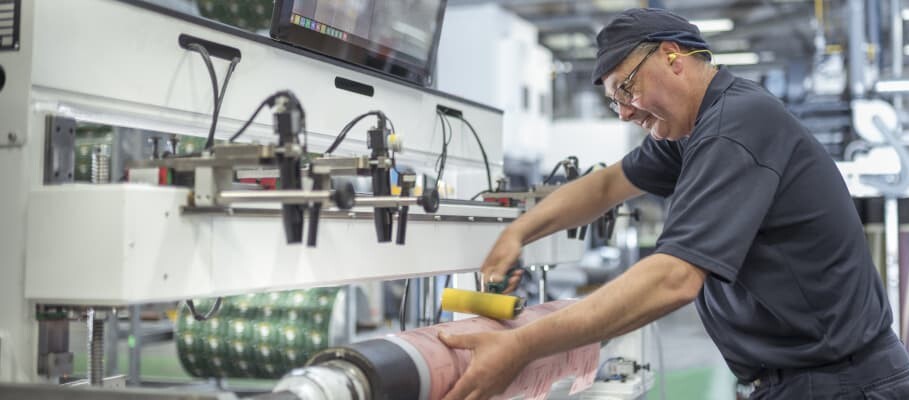 Mann arbeitet in einer Druckerei