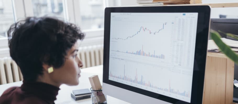 Businessfrau schaut sich Graphen auf ihrem Bildschirm an
