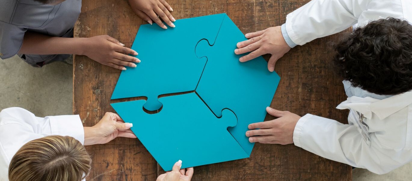 Freundesgruppe beim puzzeln