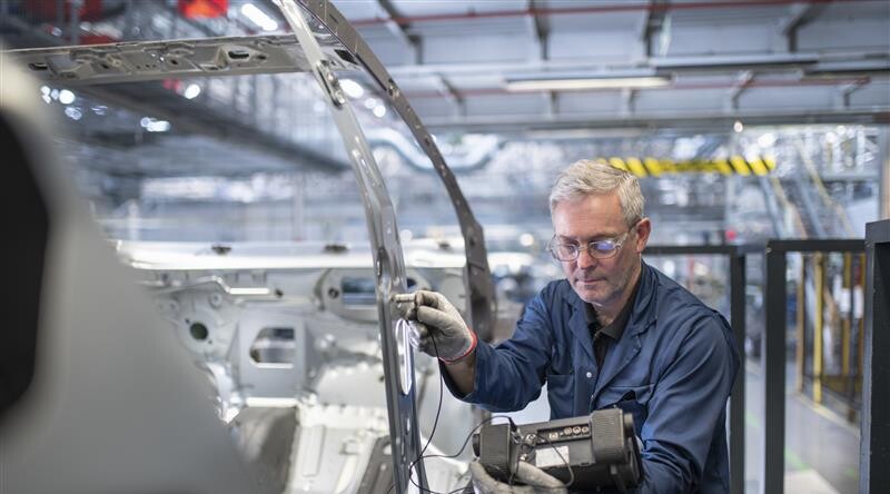 ein Techniker, der an einem Autorahmen arbeitet