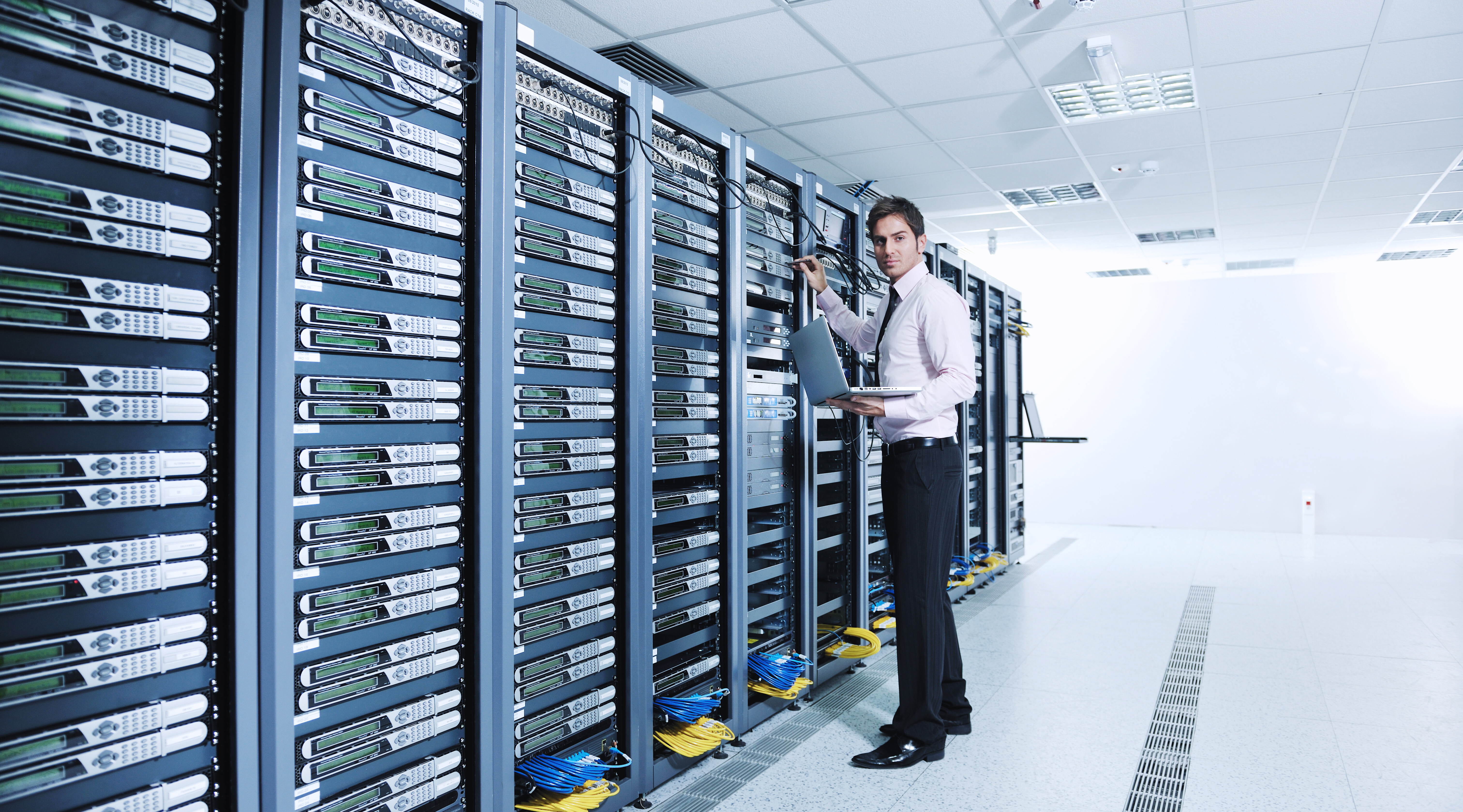 IT-Techniker überprüft Serverracks in einem modernen Rechenzentrum.