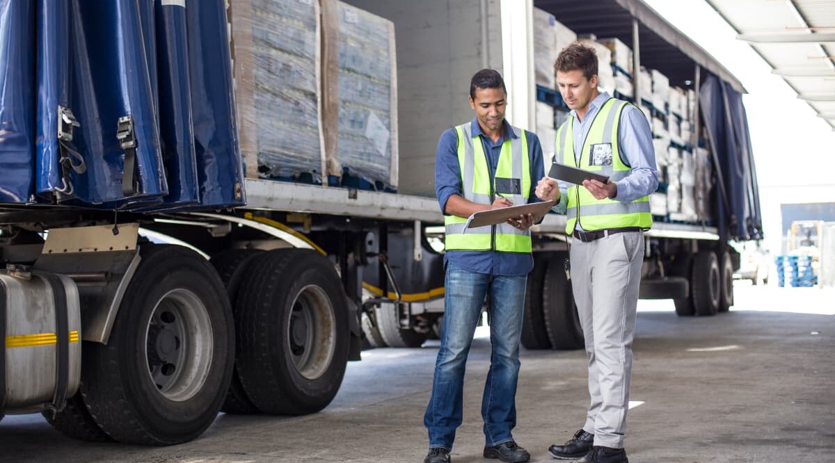 Logistikmitarbeiter vor LKW