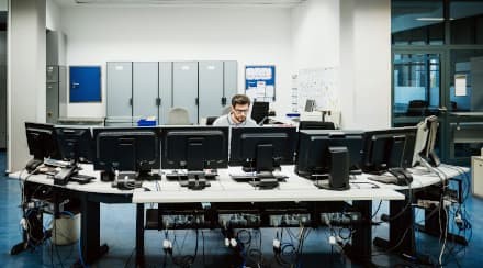Mann führt eine Analyse mit dem SCOR-Modell durch