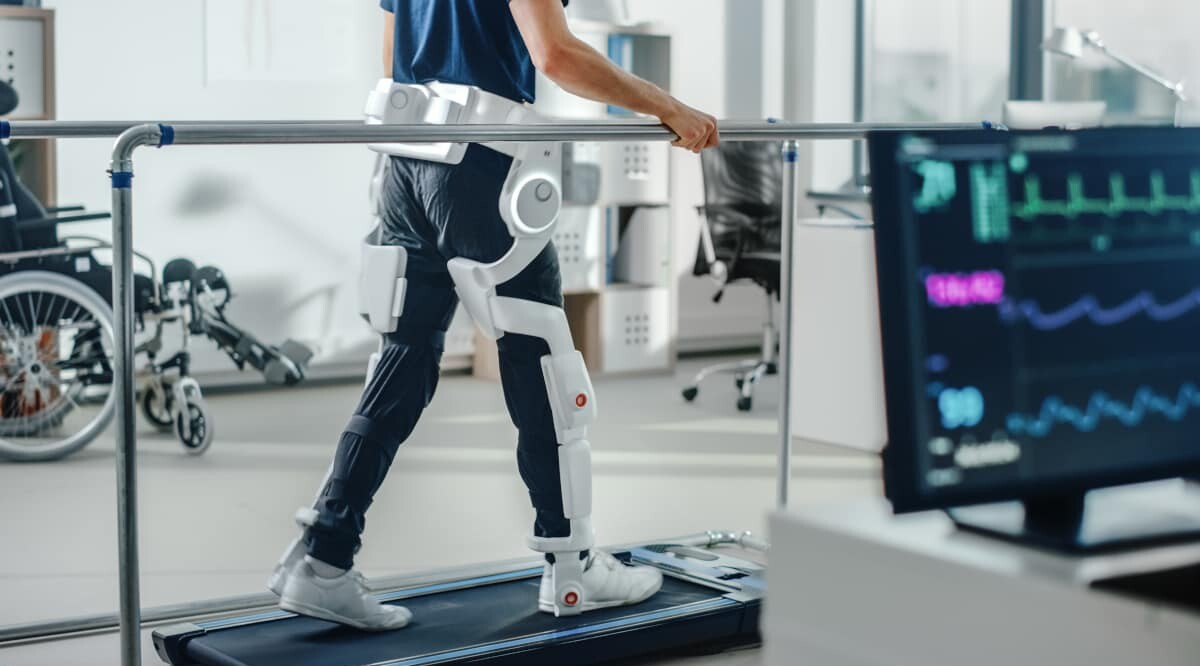 Ein Patient verwendet ein intelligentes Exoskelet als Therapiegerät.