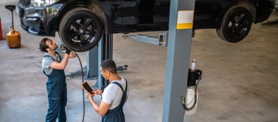 Zwei Instandhaltungsingenieure bei der Arbeit in der Garage