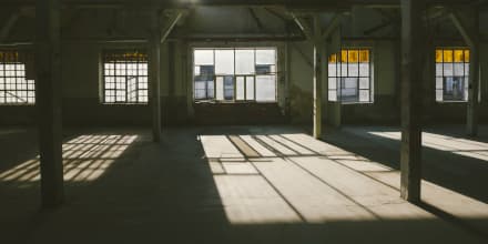 Lieferant Insolvenz: Leere Produktionshalle