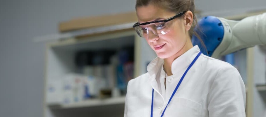 Ingenieurinnen im Labor