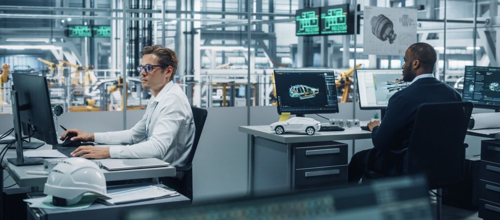 Ingenieure am CAD-Arbeitsplatz in der Automobilfertigung