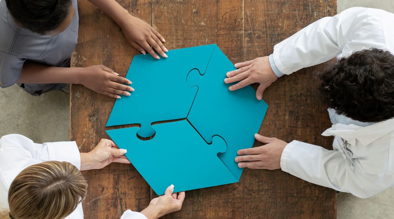 Freundesgruppe beim puzzeln