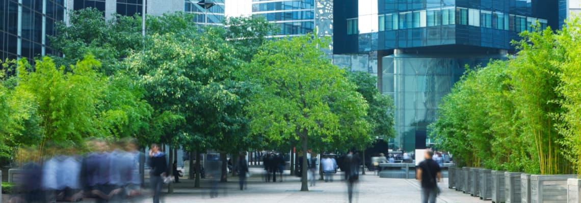 Bürogebäude mit Park