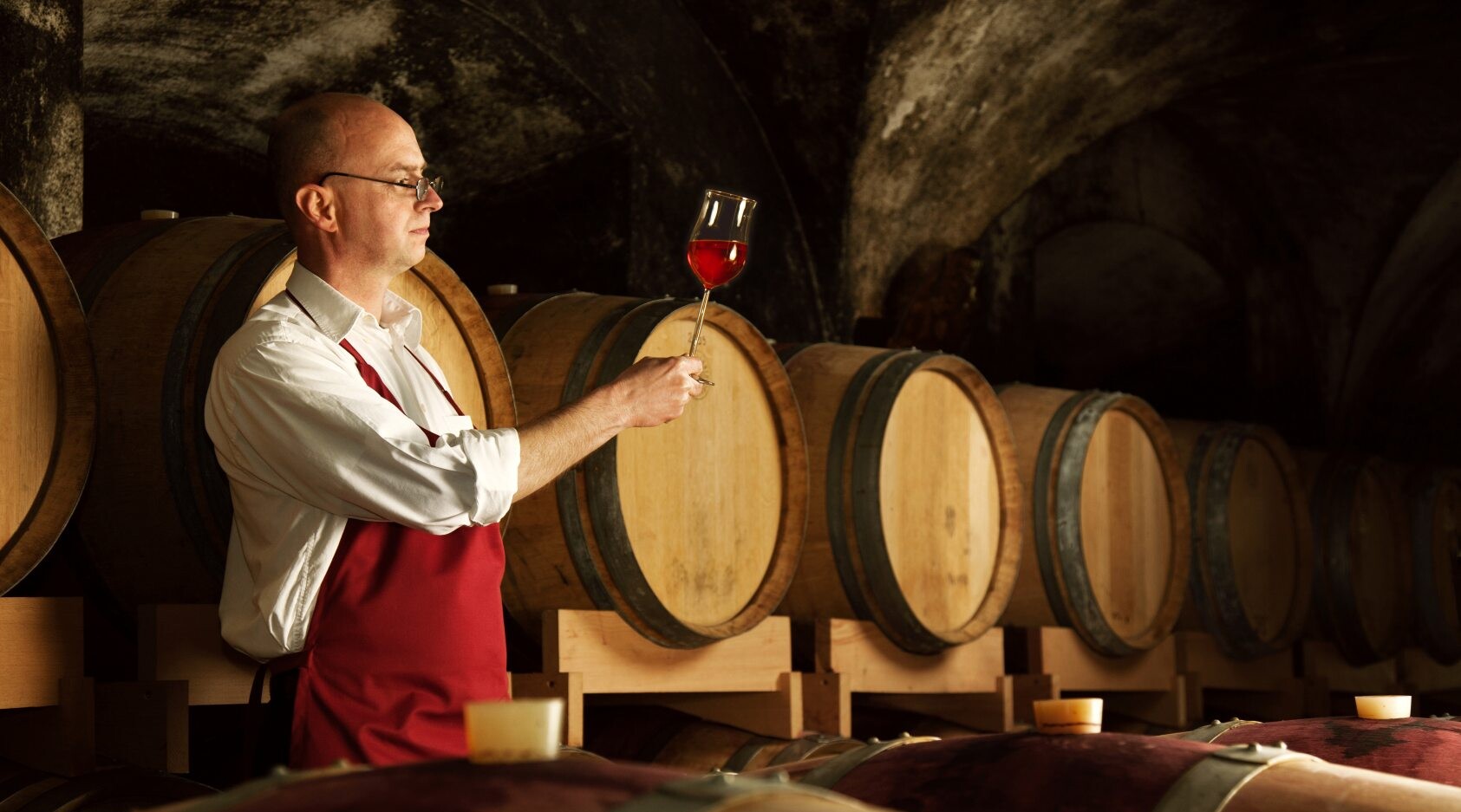 Mann prüft ein Glas Wein