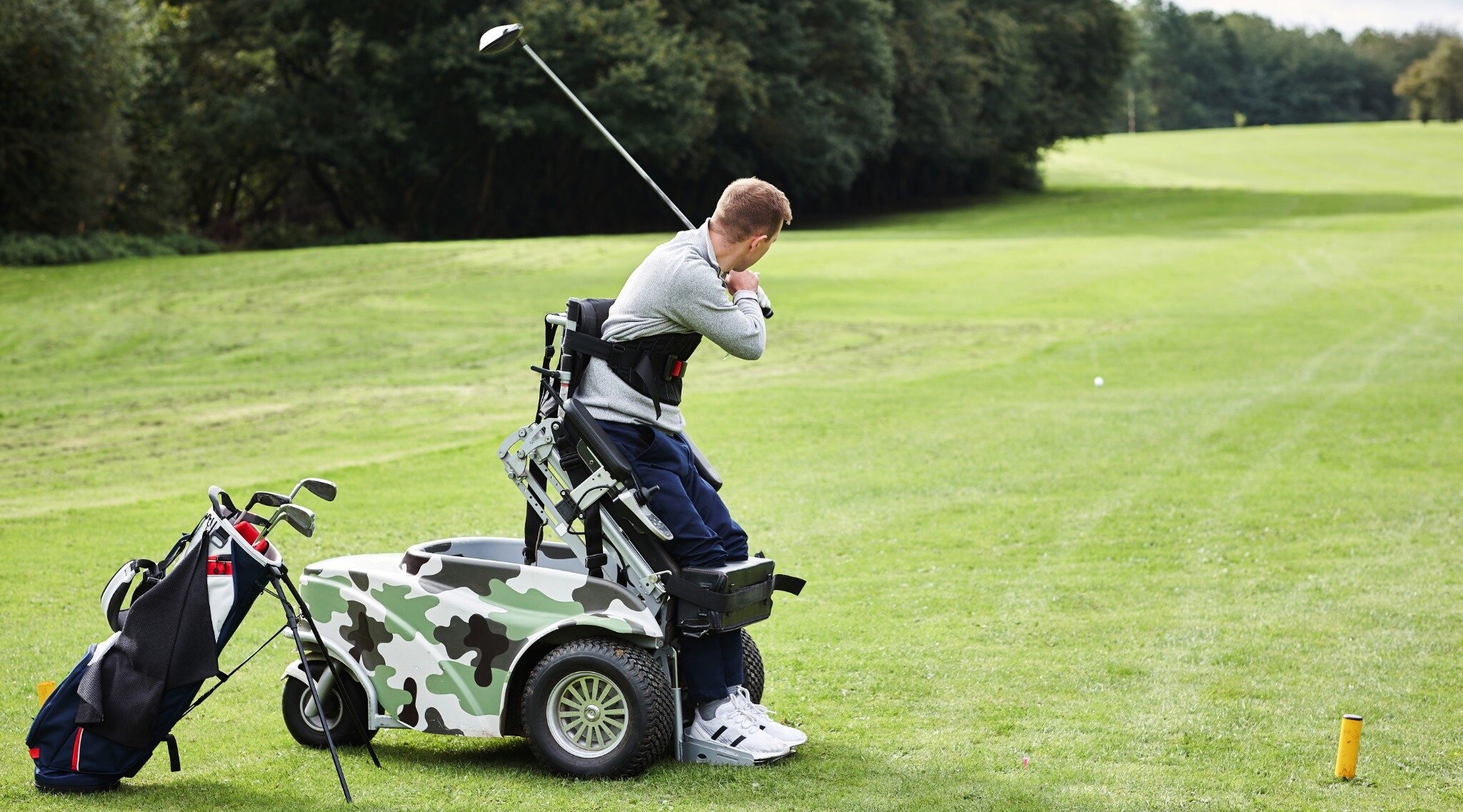 Mann im Rollstuhl, der Golf spielt