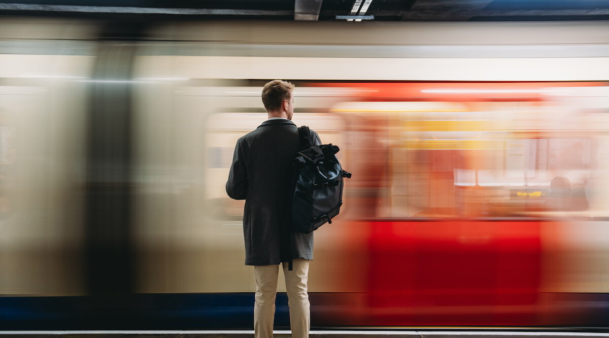 Mann wartet auf Bahn