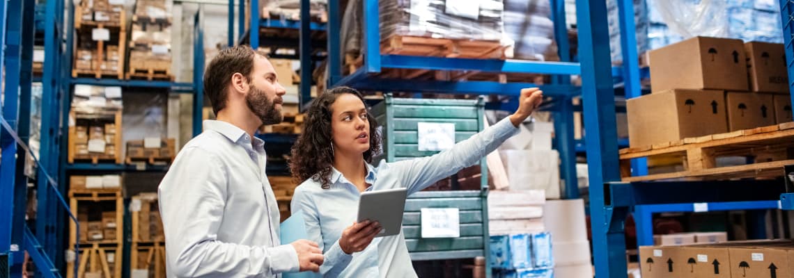 Arbeiter diskutieren über den Preis