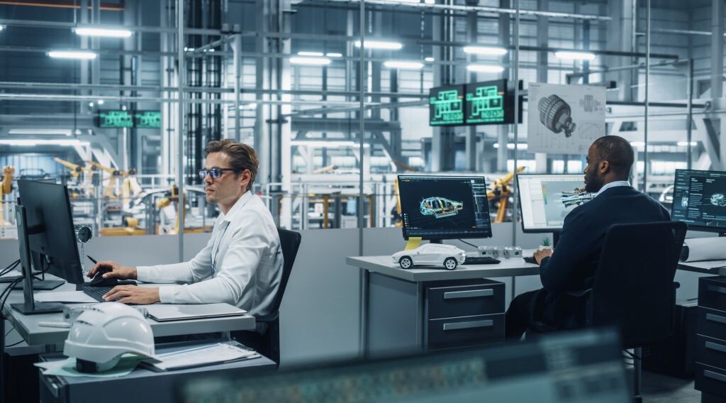 Ingenieure am CAD-Arbeitsplatz in der Automobilfertigung