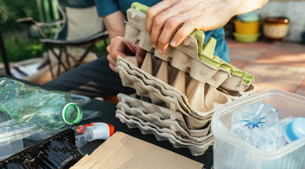 Verschiedene Verpackungen werden zum Zwecke der Kreislaufwirtschaft getrennt.