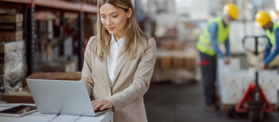 Lagerleiter arbeitet mit Laptop