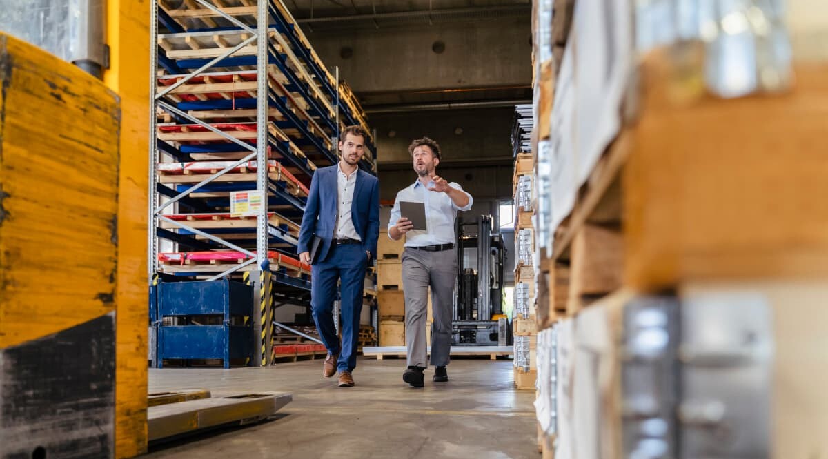 Geschäftsleute inspizieren das Lager in der Fabrik