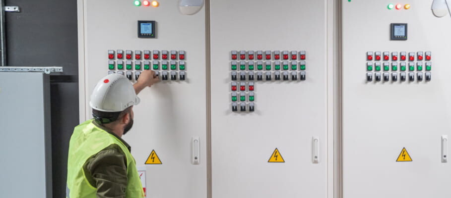 Elektriker am Stromkasten