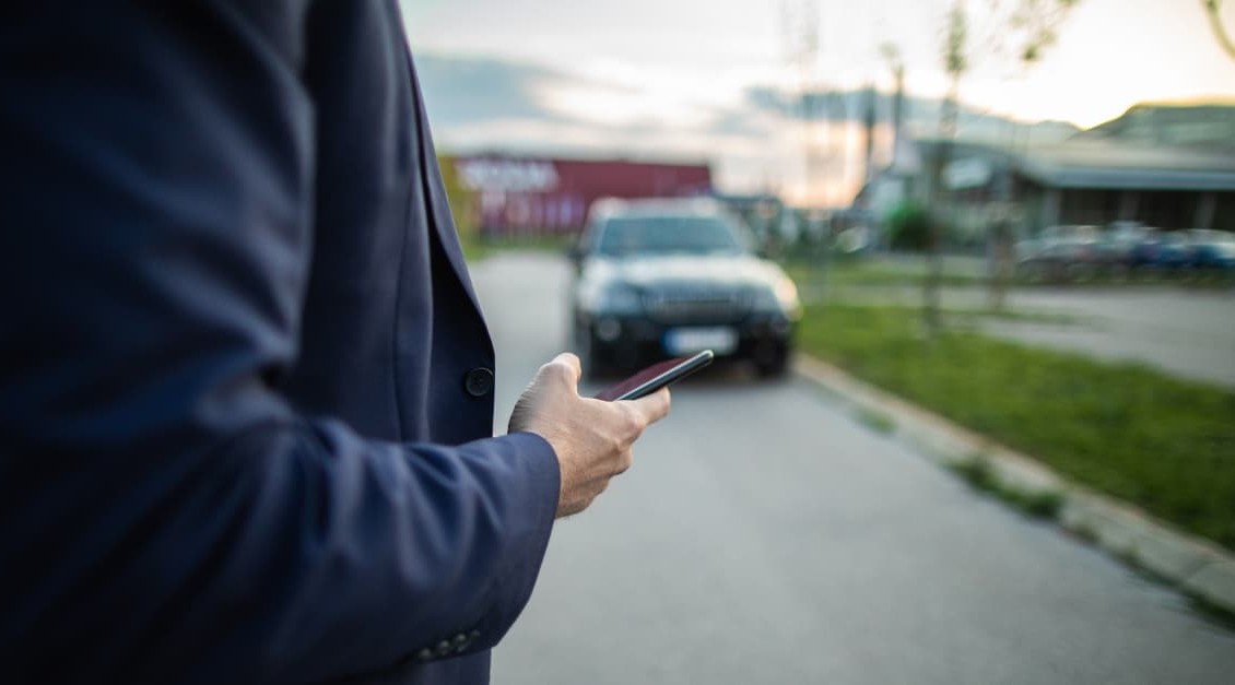 Einkäufer nutzt elektronisches Fahrtenbuch