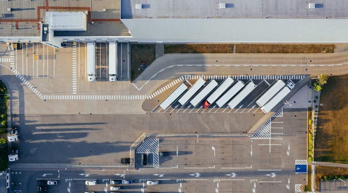 LKWs auf dem Parkplatz