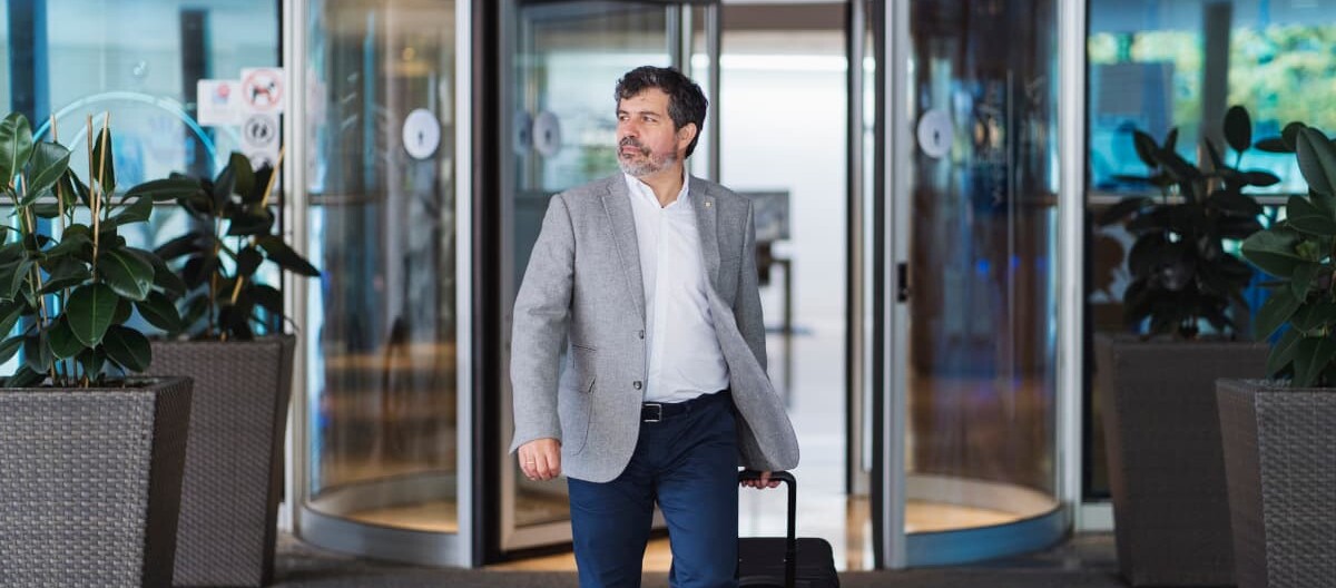 Geschäftsmann verlässt Hotel