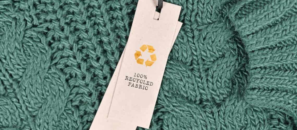 Ein grünes Kleidungsstück aus recycelten Biostoffen.