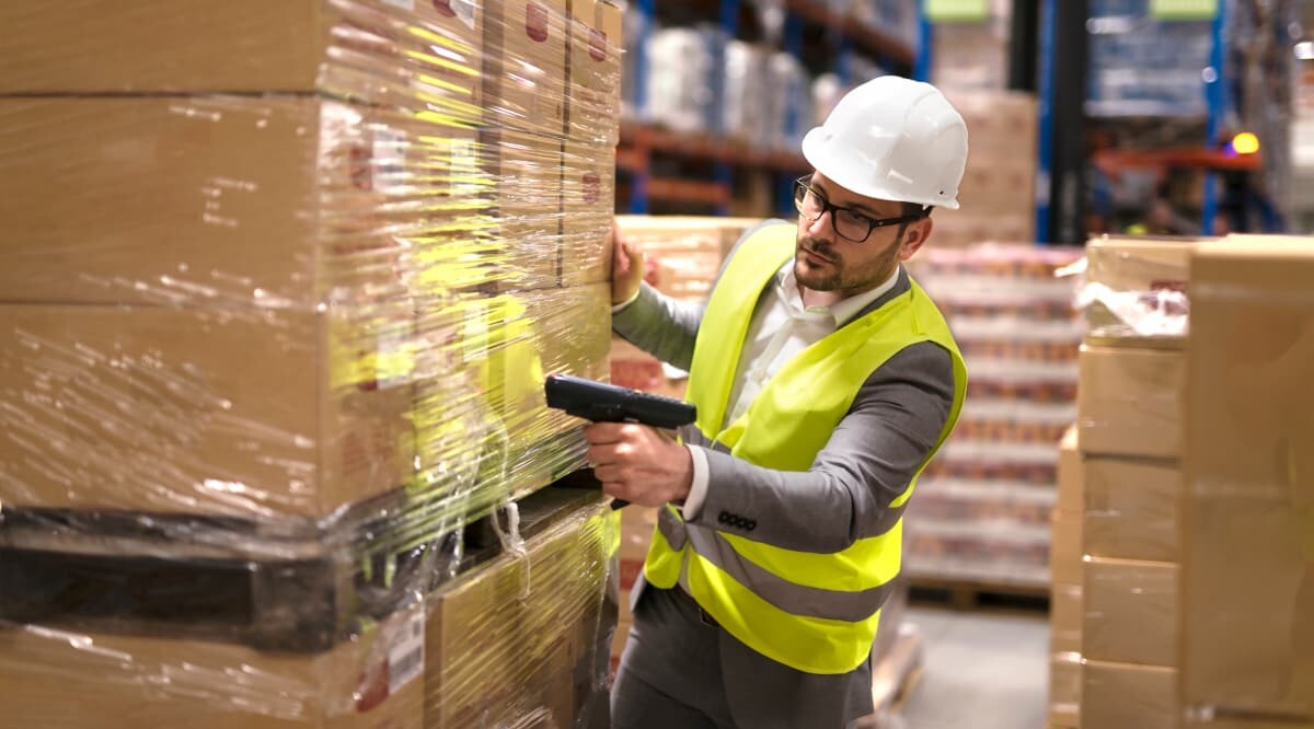Arbeiter scannt Verpackung