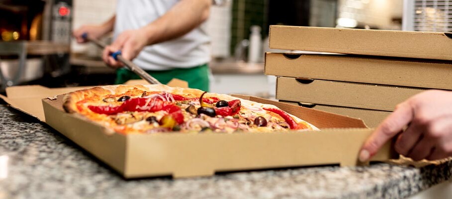 Ein offener Pizzakarton.